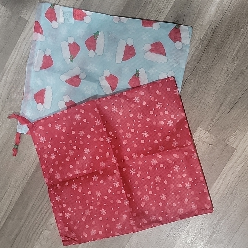 THIRTY-ONE large timeless memory pouches